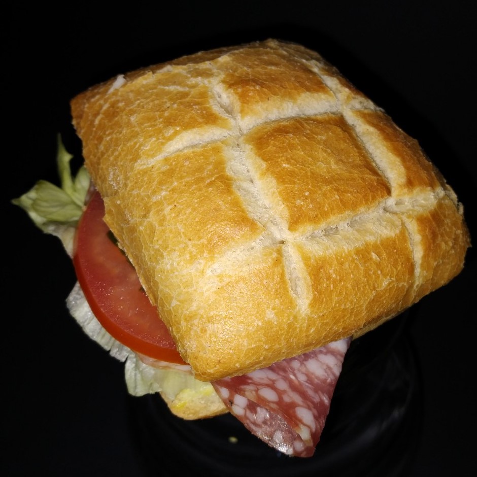 Feinschmecker-Sandwichbrötchen, üppig belegt mit Mailänder Salami